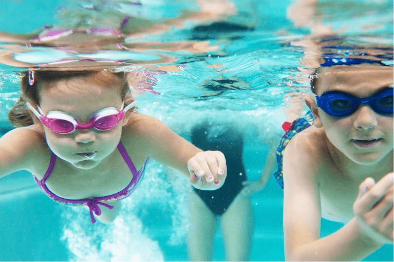 kids in swimming pool receiving swim lessons at reisterstown gym